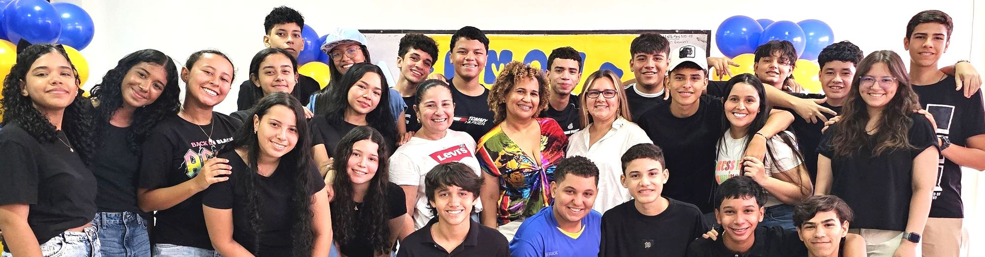 Estudiantes de bachillerato con sus docentes