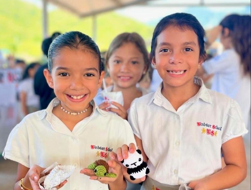 Estudiantes de primaria del Colegio Windsor sonriendo