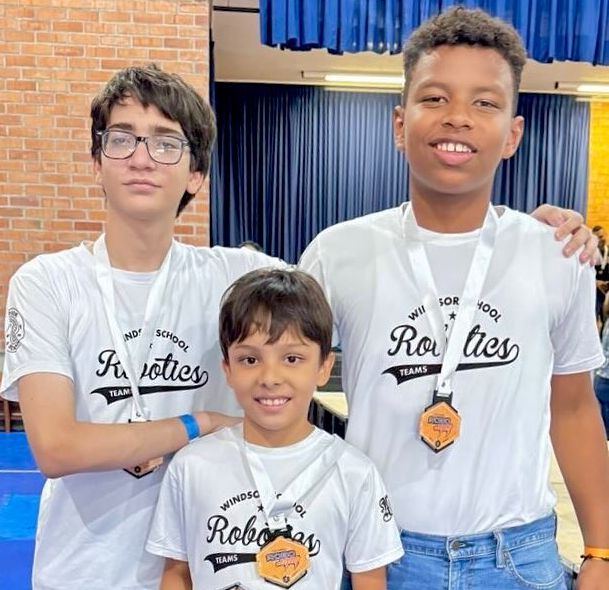 Estudiantes con medallas de un torneo de robótica